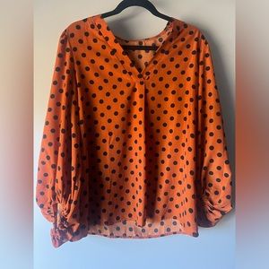 Orange/cognac blouse with black polka dots. Oversized/loose fit.